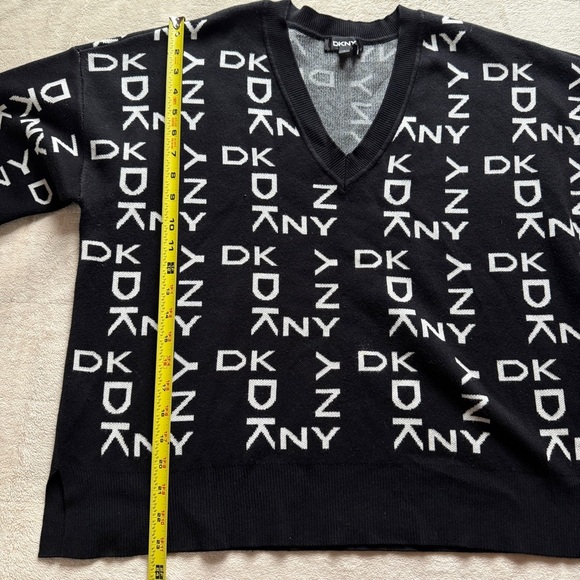 DKNY Logo Sweater V-Neck Sweater in Black and White | Size L - Picture 4 of 9